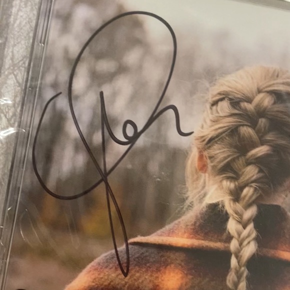 NWT π€ Authentic Taylor Swift Signed & Sealed Evermore CD - Picture 3 of 3